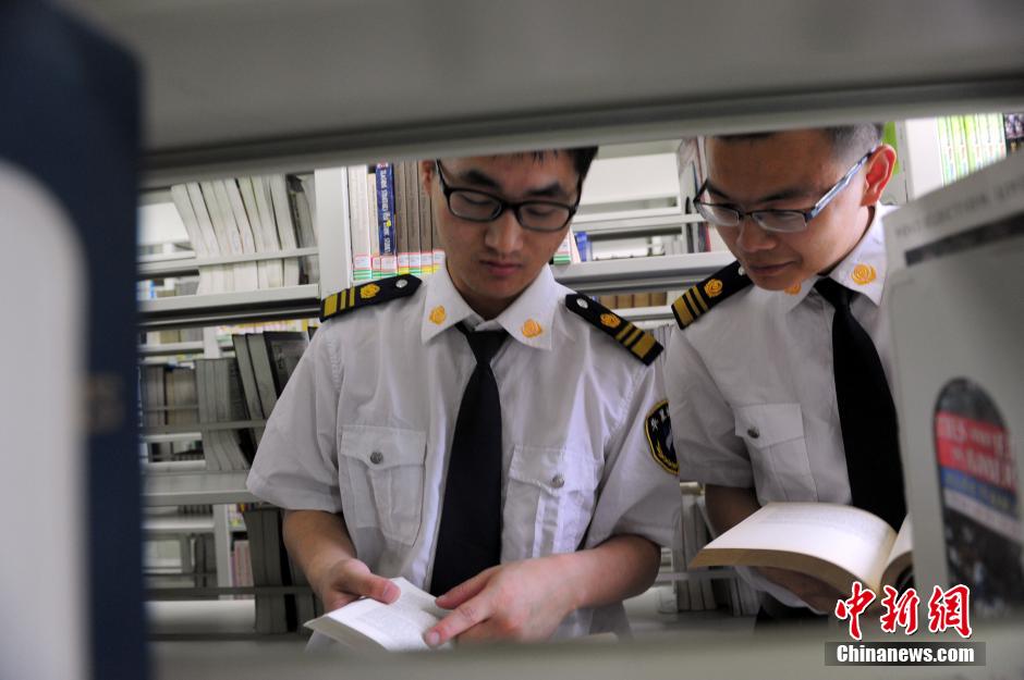 5月8日，武漢輕工大學(xué)圖書館保安吳濤與江力在圖書館交流學(xué)習(xí)。