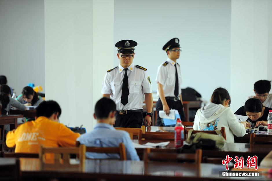 5月8日，武漢輕工大學(xué)圖書館保安黃凱、萬文杰在圖書館巡查。中新社發(fā) 張暢 攝