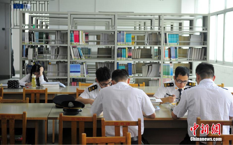 5月8日，武漢輕工大學(xué)保安黃凱在圖書館巡查。中新社發(fā) 張暢 攝