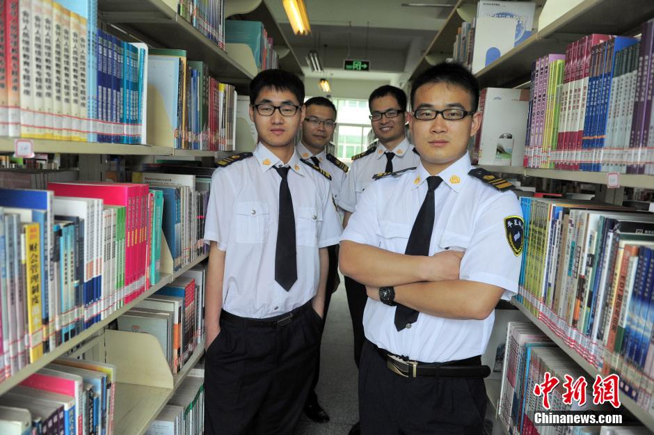 　5月8日，武漢輕工大學(xué)圖書館保安吳濤、江力、黃凱、萬文杰。中新社發(fā) 張暢 攝