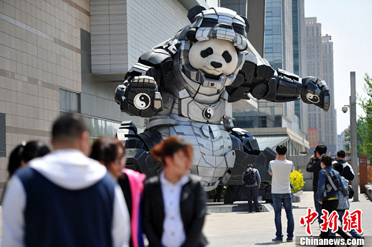 5月9日，遼寧沈陽，一商城門前廣場上驚現(xiàn)7米多高的熊貓鋼鐵俠，吸引不少人駐足拍照。