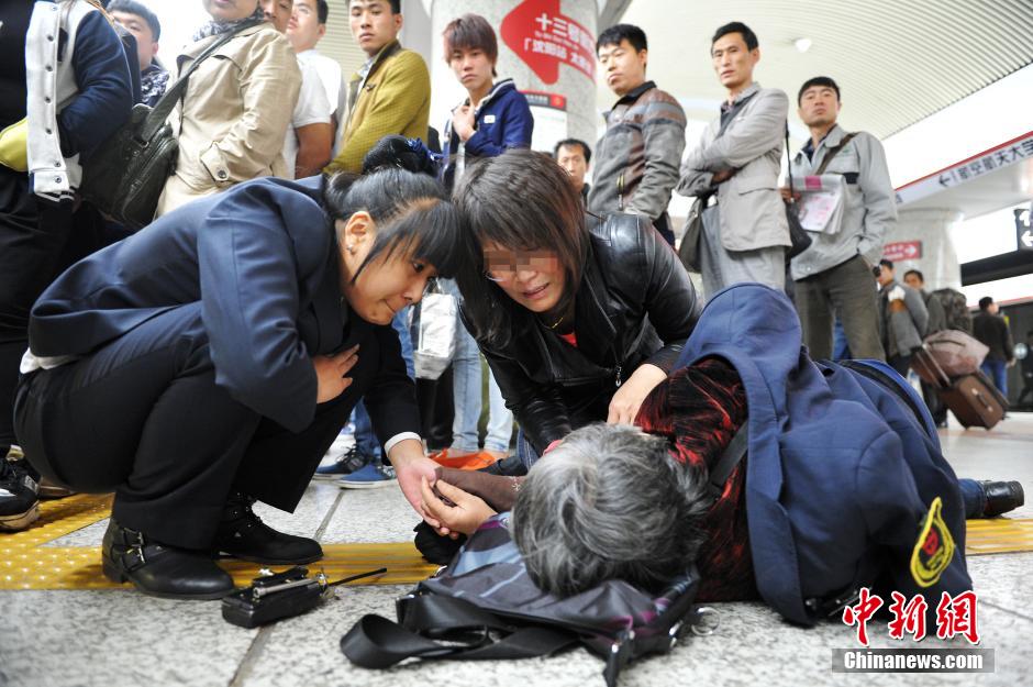 74歲老太地鐵站臺(tái)摔倒稱“有老保，不訛人”