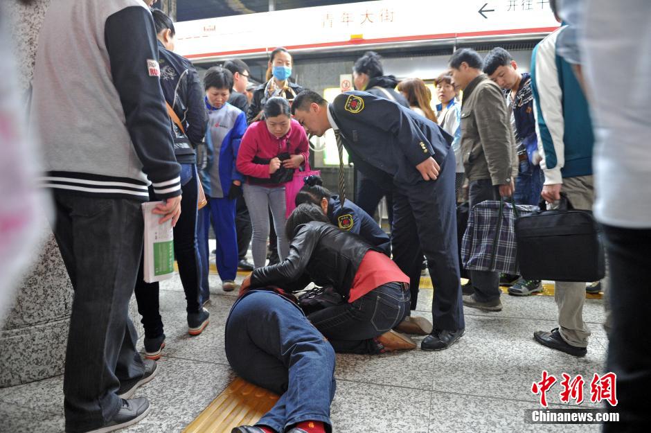 74歲老太地鐵站臺(tái)摔倒稱“有老保，不訛人”