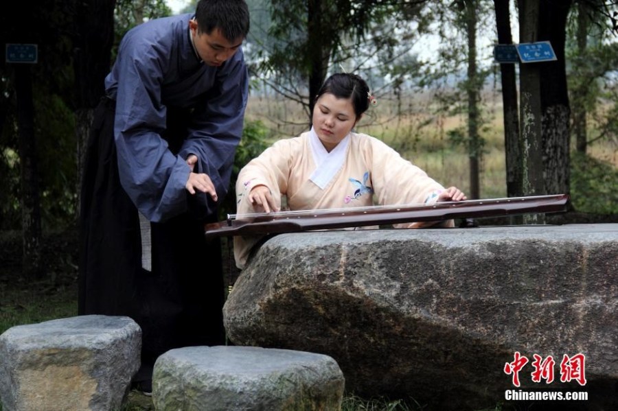 在校園里撫琴的“神雕俠侶”。