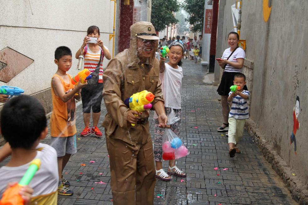 孩子們扮成八路軍手持水槍打鬼子。