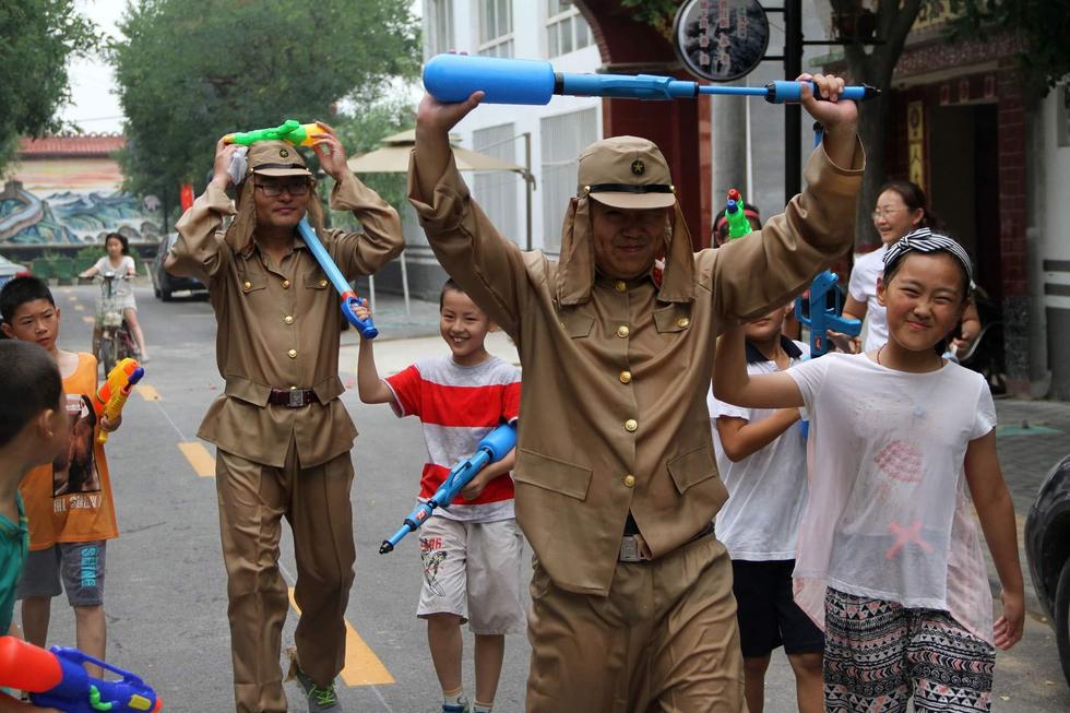 最終幾名鬼子被八路軍制服，被押著游街示眾，以此慶祝抗日戰(zhàn)爭勝利70周年。
