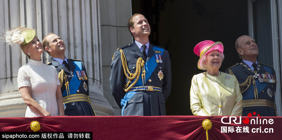 英國女王伊麗莎白二世攜眾王室成員觀看空軍飛行表演。