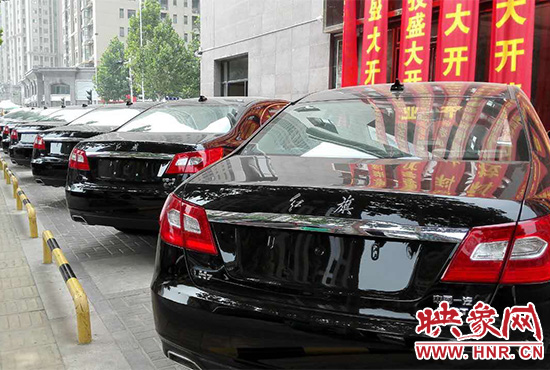 路邊一棟樓上懸掛著二三十條紅色條幅，全部是祝賀一家公司開業(yè)的。
