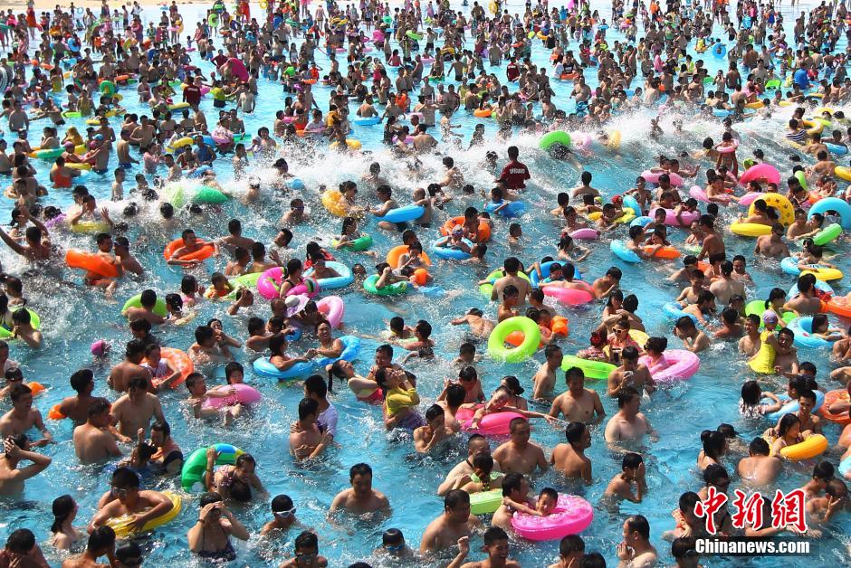 8月1日，民眾扎堆在南京湯山歡樂水魔方水上樂園戲水，享受“冰火兩重天”的涼爽和激情。連日來，中國大部分地區(qū)迎來高溫天氣。