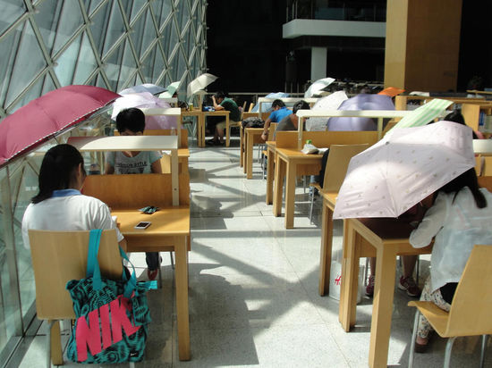 2015年8月2日，深圳圖書館，“太陽曬進來很熱的，我們都要撐著傘讀書?！? complete=