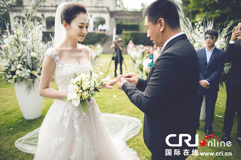 李小冉比利時(shí)辦婚禮 朱丹、鐘欣潼、應(yīng)采兒做伴娘