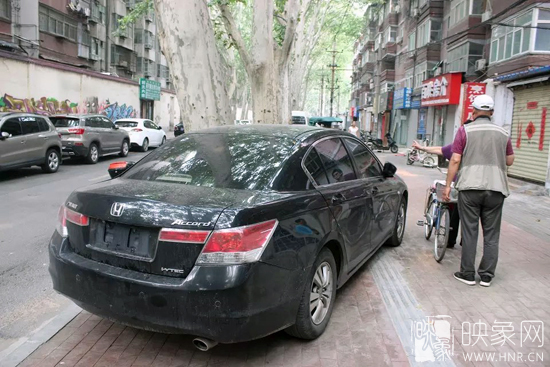 男子的車牌因是外地牌照，被小偷盜走。