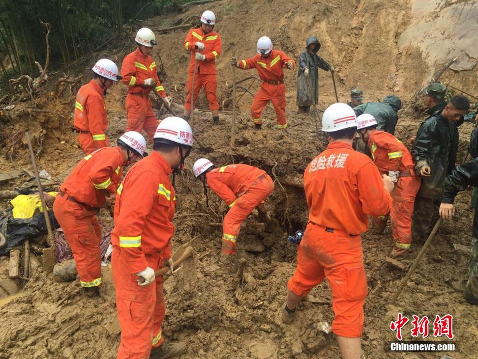 8月19日，救援人員正在全力搜尋被埋遇難者