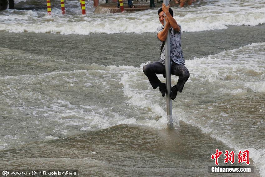 杭州錢塘江珊瑚沙水庫(kù)段，兇猛的“鬼王潮”沖上岸來(lái)