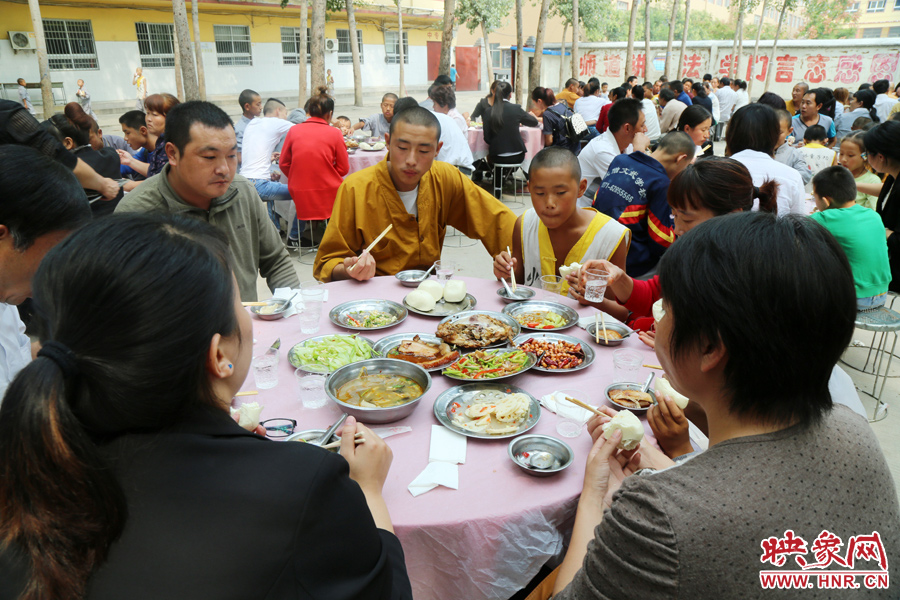 數(shù)百名少林武僧與家人團聚 跪謝父母現(xiàn)場痛哭