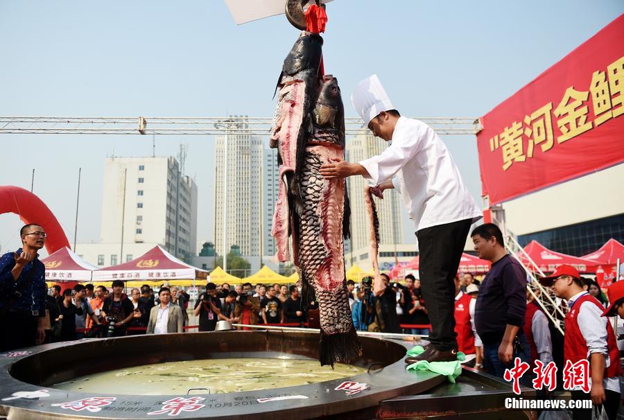 河南鄭州，一個(gè)直徑3.15米，深0.7米，可容納3噸高湯的“中原第一鍋”現(xiàn)場(chǎng)烹煮火鍋盛宴。