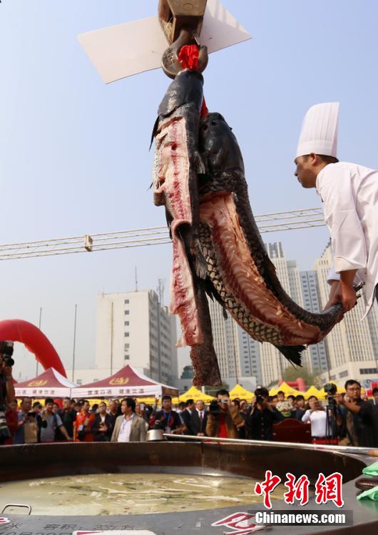 廚師對(duì)魚肉進(jìn)行處理。 圖片來(lái)源：CFP視覺(jué)中國(guó)