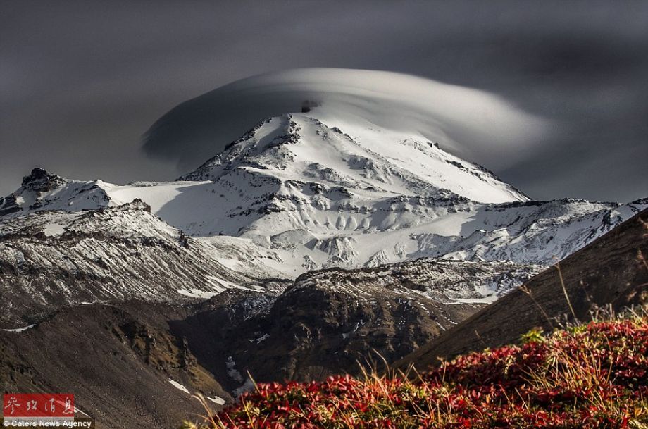 火山上籠罩著類似于外星飛碟形狀的云彩，場景猶如科幻大片。