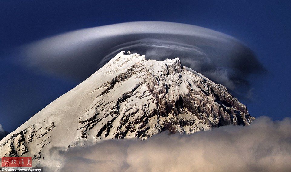 火山上籠罩著類似于外星飛碟形狀的云彩，場景猶如科幻大片。