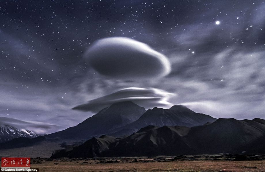 火山上籠罩著類似于外星飛碟形狀的云彩，場景猶如科幻大片。