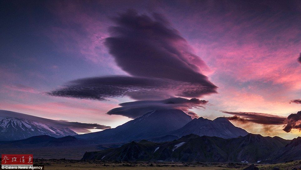 火山上籠罩著類似于外星飛碟形狀的云彩，場景猶如科幻大片。
