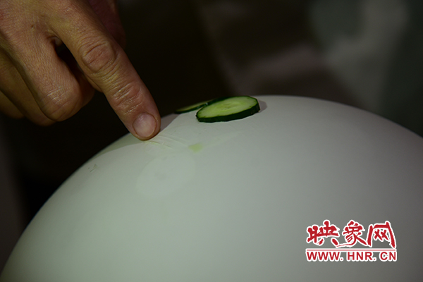 在面團(tuán)氣球上切菜。