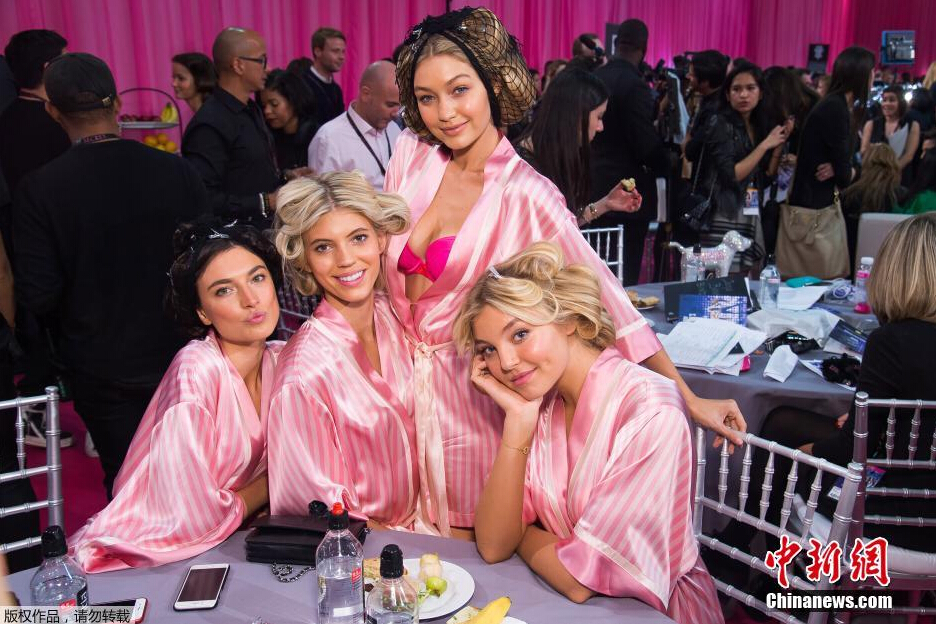 圖為模特Jacquelyn Jablonski（左起），Devon Windsor，Gigi Hadid和Rachel Hilbert在后臺合影。