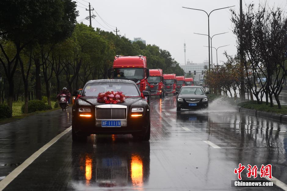 浙江現(xiàn)“霸氣”婚車隊 一輛勞斯萊斯引領(lǐng)八輛“大卡”