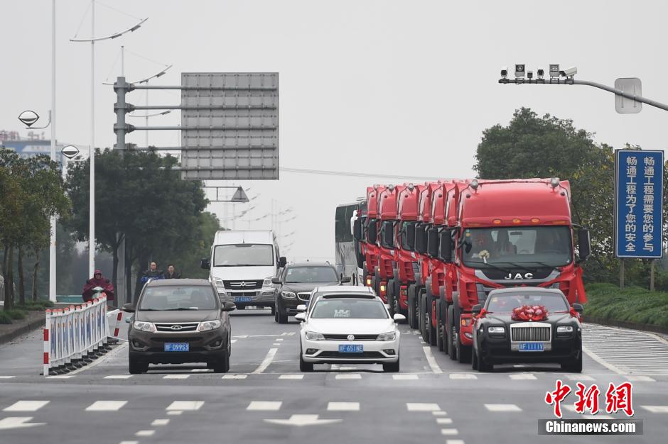 浙江現(xiàn)“霸氣”婚車隊 一輛勞斯萊斯引領(lǐng)八輛“大卡”