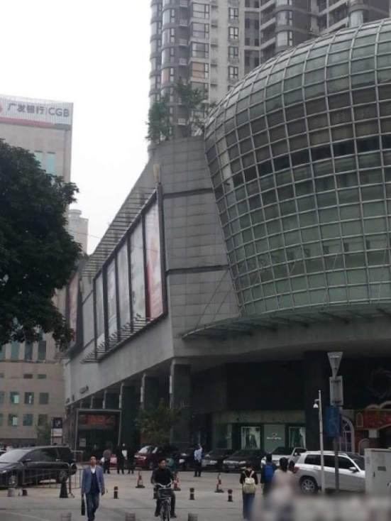 一輛停在停車位上的寶馬轎車，被墜落的樹枝砸中，樹枝徑直插入車內(nèi)，現(xiàn)場引發(fā)不少市民圍觀拍照。