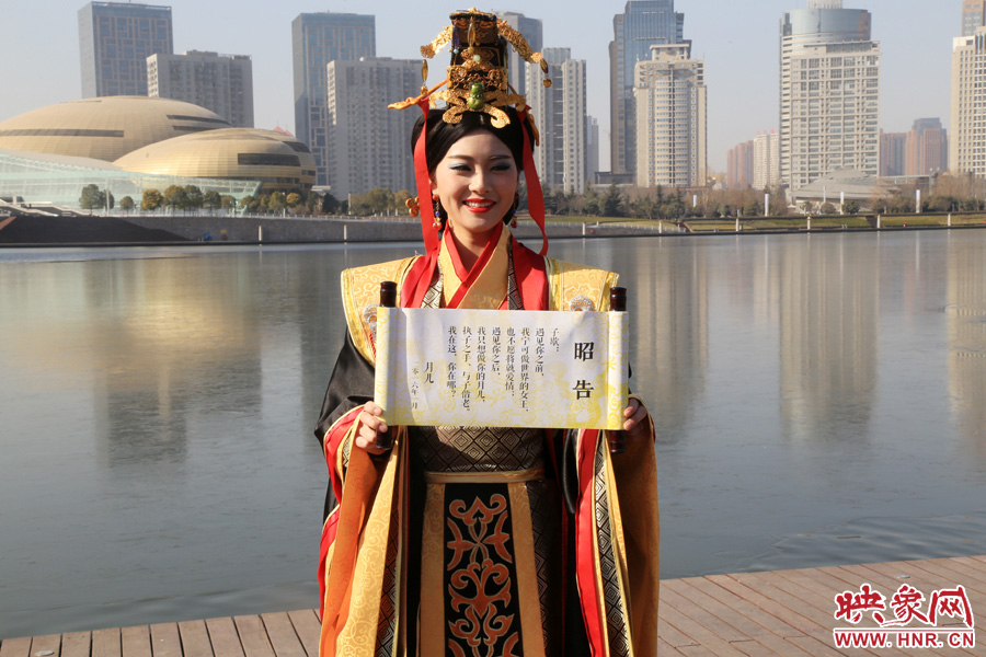 扮成羋月的女子叫小賈，今年27歲，家在鄭州，有房有車(chē)。