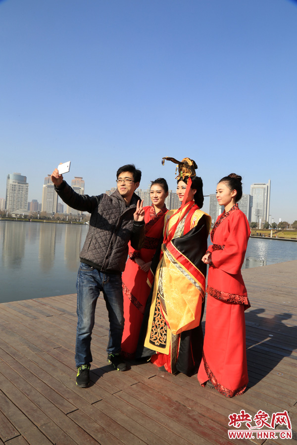 在比歌招親現(xiàn)場(chǎng)，有許多人圍觀拍照。