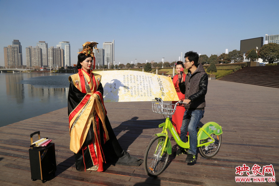 鄭州白富美扮成“羋月”招親 男子騎自行車(chē)應(yīng)征