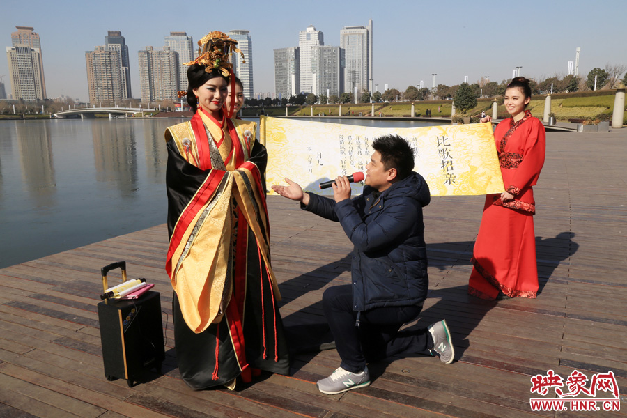在招親現(xiàn)場(chǎng)，有金融男，也有屌絲男，但小賈當(dāng)場(chǎng)并沒(méi)有答應(yīng)任何人，只是表示先接觸接觸再說(shuō)。