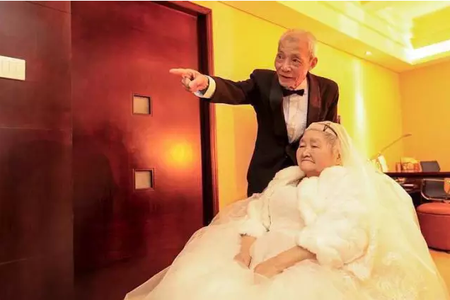 情人節(jié)最溫暖告白！84歲老人包下整樓示愛老伴