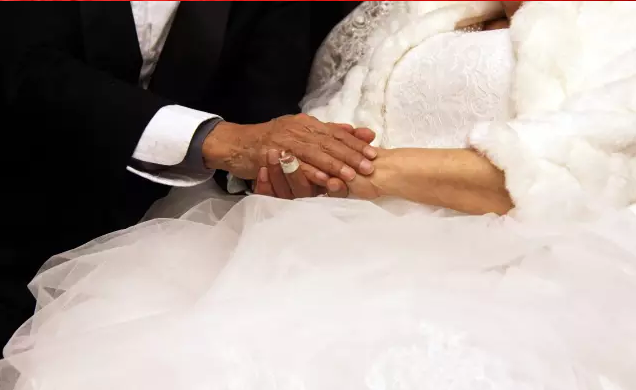 情人節(jié)最溫暖告白！84歲老人包下整樓示愛老伴