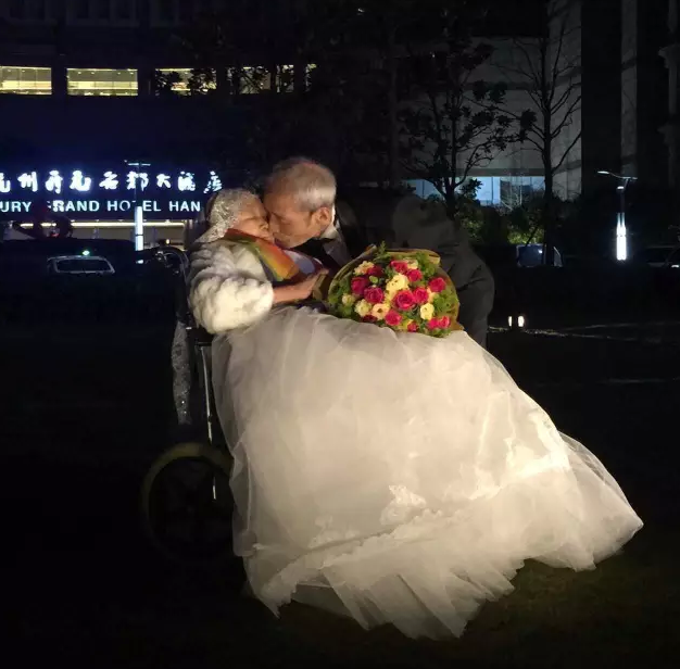 情人節(jié)最溫暖告白！84歲老人包下整樓示愛老伴