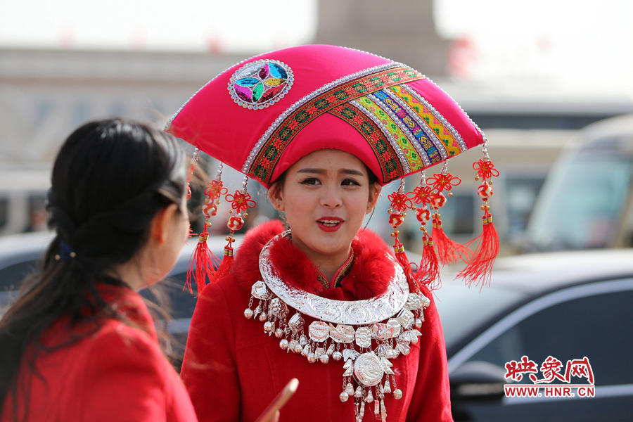 漂亮的頭飾配美女，回頭率相當(dāng)高