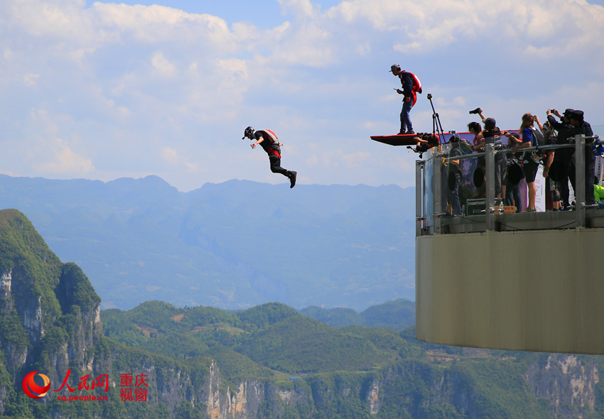 28日，2016世界低空跳傘大賽在重慶云陽(yáng)龍缸景區(qū)正式開(kāi)賽。圖為選手角逐中。劉政寧 攝