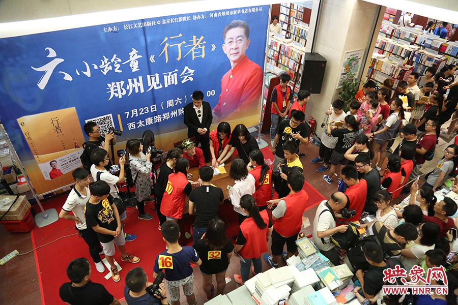 不到三個(gè)小時(shí)的簽售時(shí)間，六小齡童累計(jì)簽售自傳2900余冊(cè)，創(chuàng)造了鄭州購(gòu)書(shū)中心的歷史記錄.jpg
