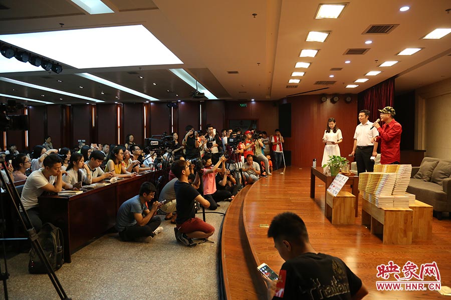 河南本土主流媒體基本全部到場(chǎng)，六小齡童接受記者提問(wèn)。