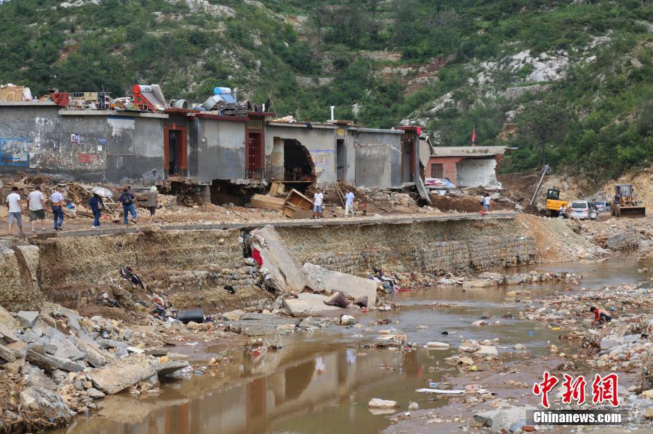 圖為都里鎮(zhèn)小河兩岸的民宅受損嚴(yán)重。