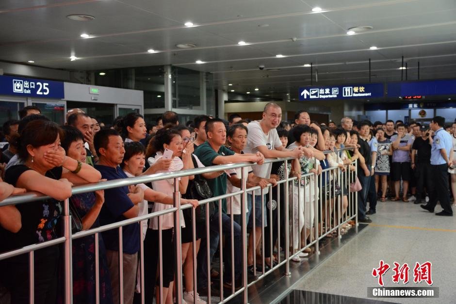 當(dāng)日18時許，前來接機的家屬陸續(xù)來到大連機場，等候著其他親屬帶著親人骨灰“回家”。