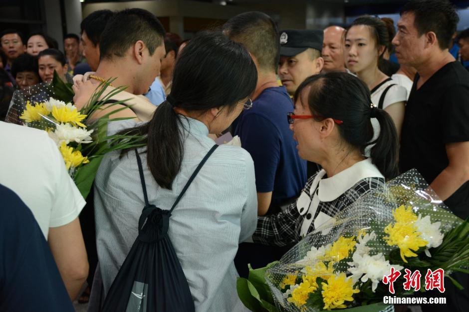 19時30分許，23位罹難者家屬代表陸續(xù)走出機場，多位家屬失聲痛哭。