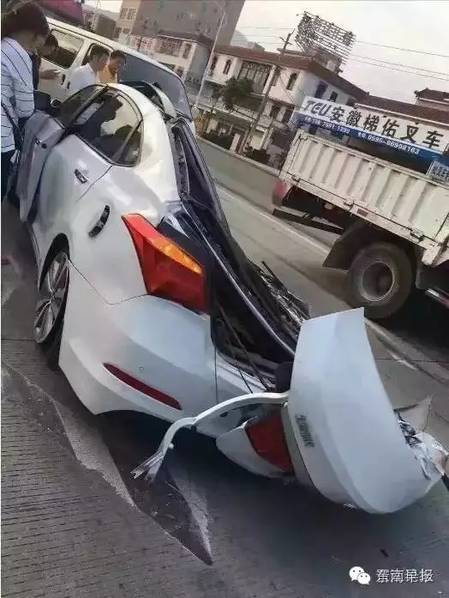 掛車(chē)側(cè)翻將轎車(chē)壓成鐵餅 司機(jī)大難不死