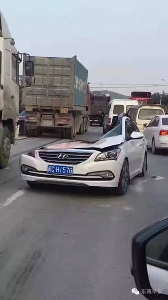 掛車(chē)側(cè)翻將轎車(chē)壓成鐵餅 司機(jī)大難不死