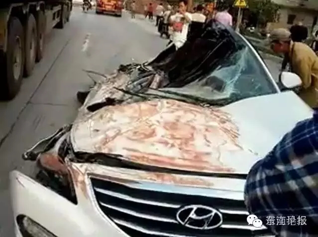 掛車(chē)側(cè)翻將轎車(chē)壓成鐵餅 司機(jī)大難不死