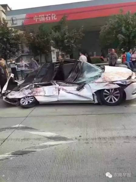 掛車(chē)側(cè)翻將轎車(chē)壓成鐵餅 司機(jī)大難不死
