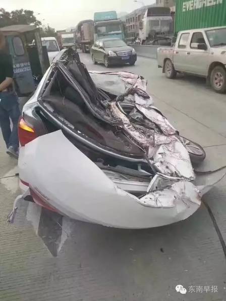 掛車(chē)側(cè)翻將轎車(chē)壓成鐵餅 司機(jī)大難不死