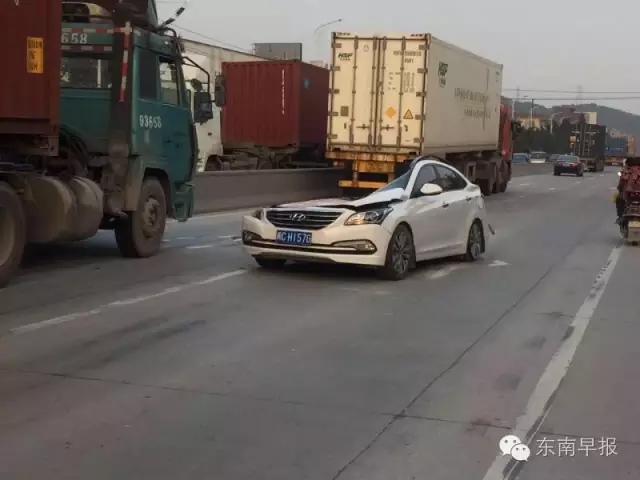 掛車(chē)側(cè)翻將轎車(chē)壓成鐵餅 司機(jī)大難不死